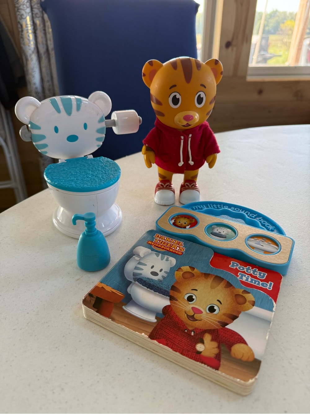 Daniel Tiger Potty Playset with Yellow Tiger Figure and Blue Accessories